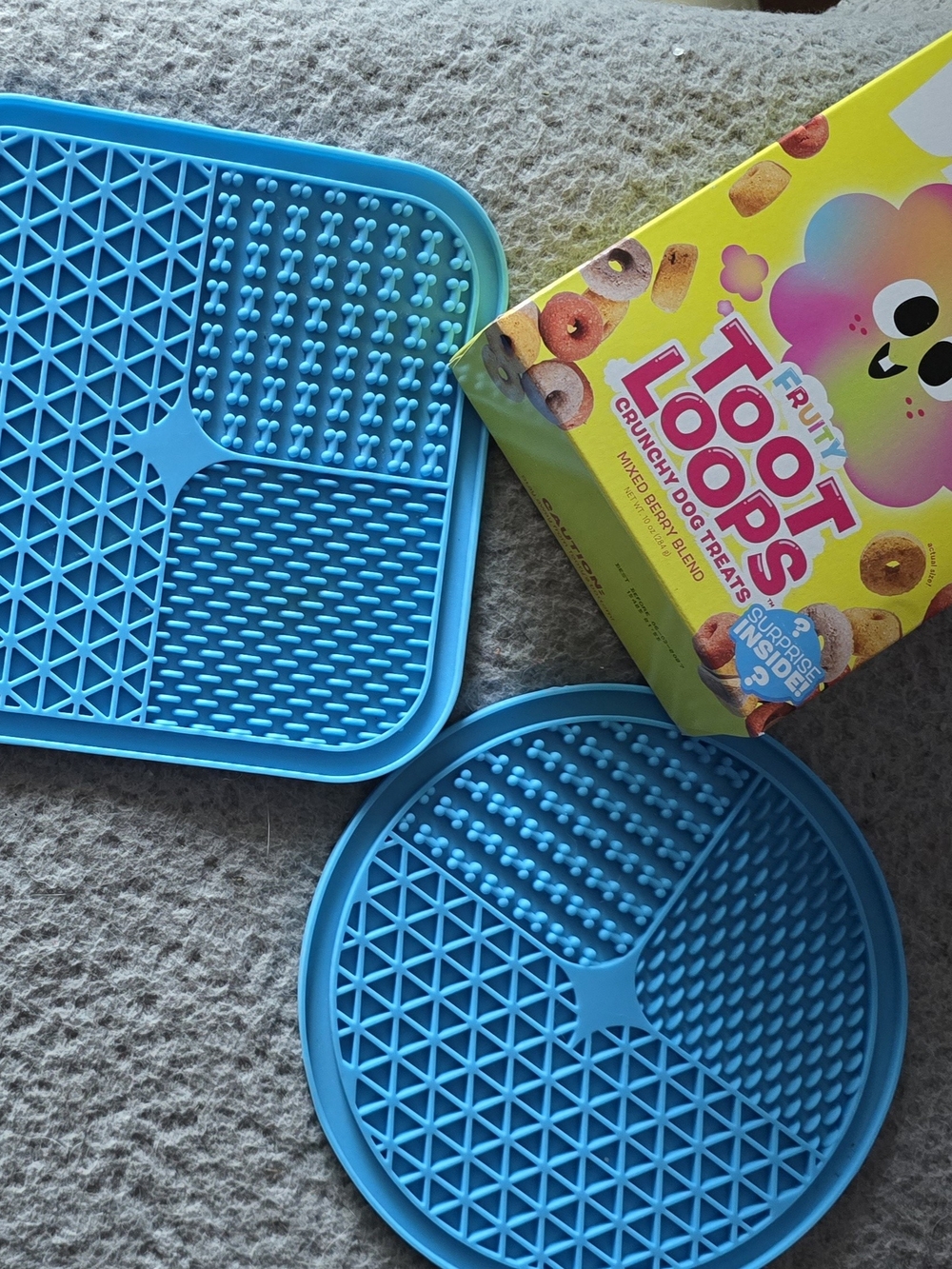 Blue Interactive Silicone Lick Mat & Fruit Treats